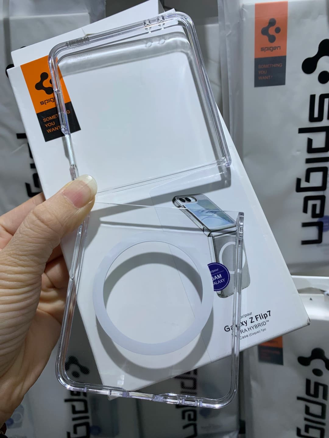 غطاء مغناطيسي شفاف Spigen Ultra Hybrid PC لهواتف Samsung Z Flip 8 و7 و6 و5 غطاء حماية قابل للطي متوافق مع الشحن اللاسلكي Magsafe - 4
