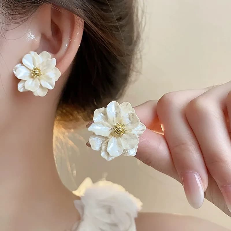 أقراط نسائية على شكل زهرة أكريليك بيضاء أقراط كورية على شكل أزهار مطوية موضة 2025 أقراط غير منتظمة على شكل بتلات حلوة جديدة