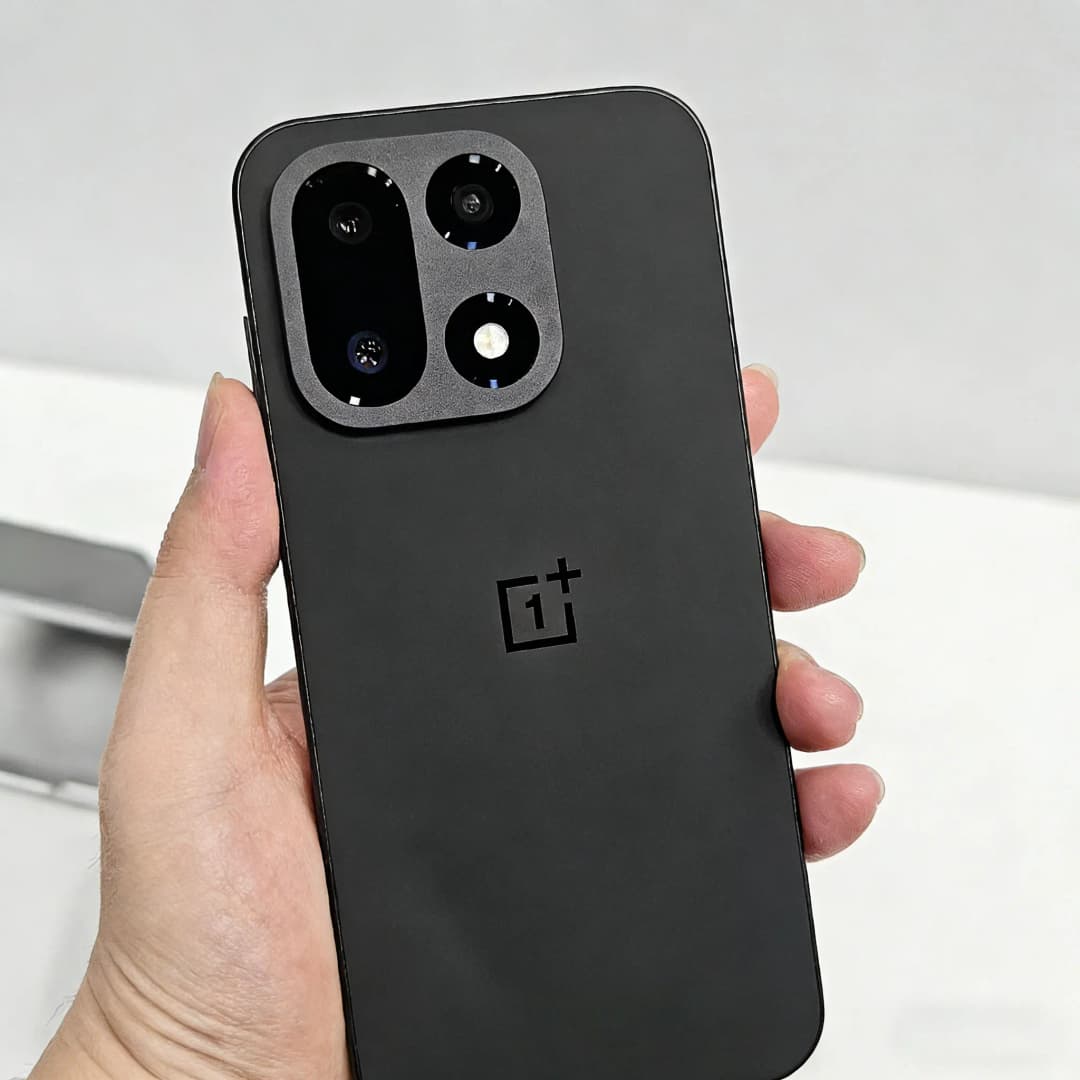 هاتف ون بلس 15 مفتوح 5G بمعالج سناب دراجون 8 إيليت الجيل 5 وشاشة 6.78 بوصة بمعدل تحديث 165 هرتز وبطارية 7300 مللي أمبير وشحن سريع 120 واط SUPERVOOC - 3