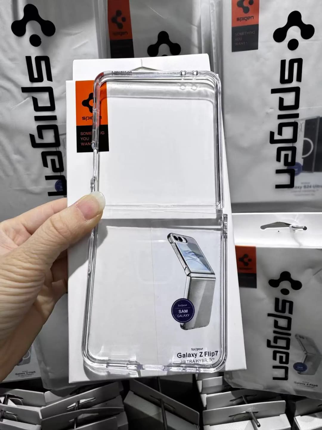 غطاء مغناطيسي شفاف Spigen Ultra Hybrid PC لهواتف Samsung Z Flip 8 و7 و6 و5 غطاء حماية قابل للطي متوافق مع الشحن اللاسلكي Magsafe - 6