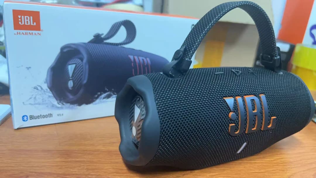 سماعة بلوتوث محمولة JBL Charge 6 مضادة للماء IPX7 مع مضخم صوت ستيريو ومضخم ترددات عالية مستقل - 5