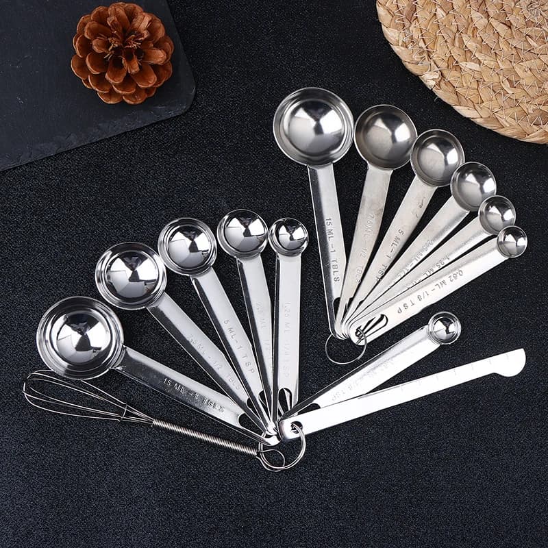 مجموعة أدوات قياس من الفولاذ المقاوم للصدأ 4/6/8 قطع، تشمل ملاعق وكوب قياس ومسطرة وخافق بيض - 2