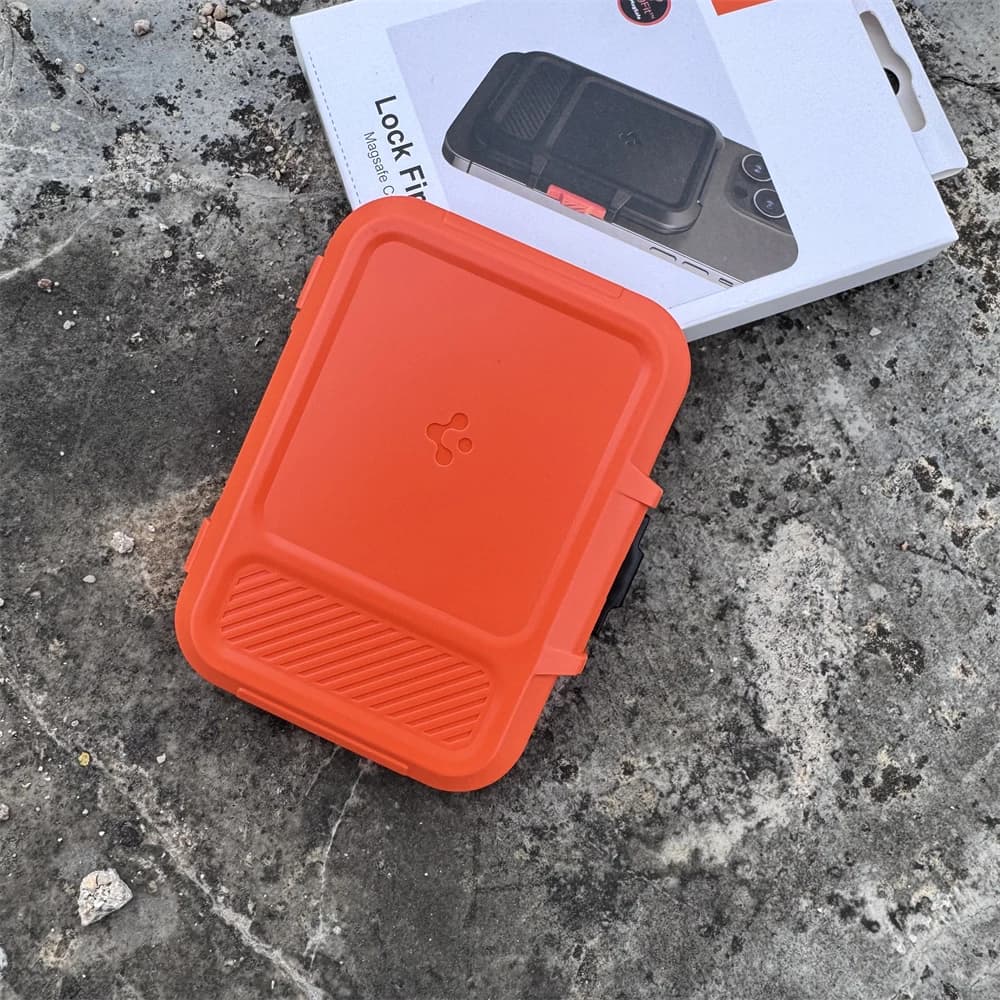 حامل بطاقات مغناطيسي قوي من Spigen لمحفظة MagSafe لهواتف iPhone 17 و16 و15 وسلسلة Pixel 10 مع قفل آمن يحمل 5-6 بطاقات