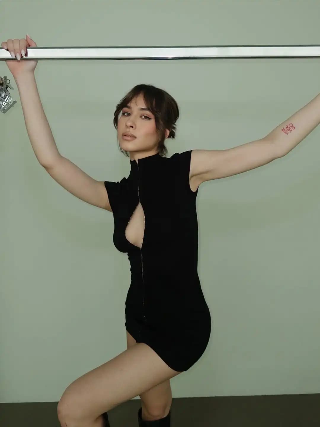 فستان قصير أسود مجوف، موضة Kpop، ياقة عالية، كم قصير، خصر عالي، ضيق، فساتين سهرة أنيقة للسيدات - 5