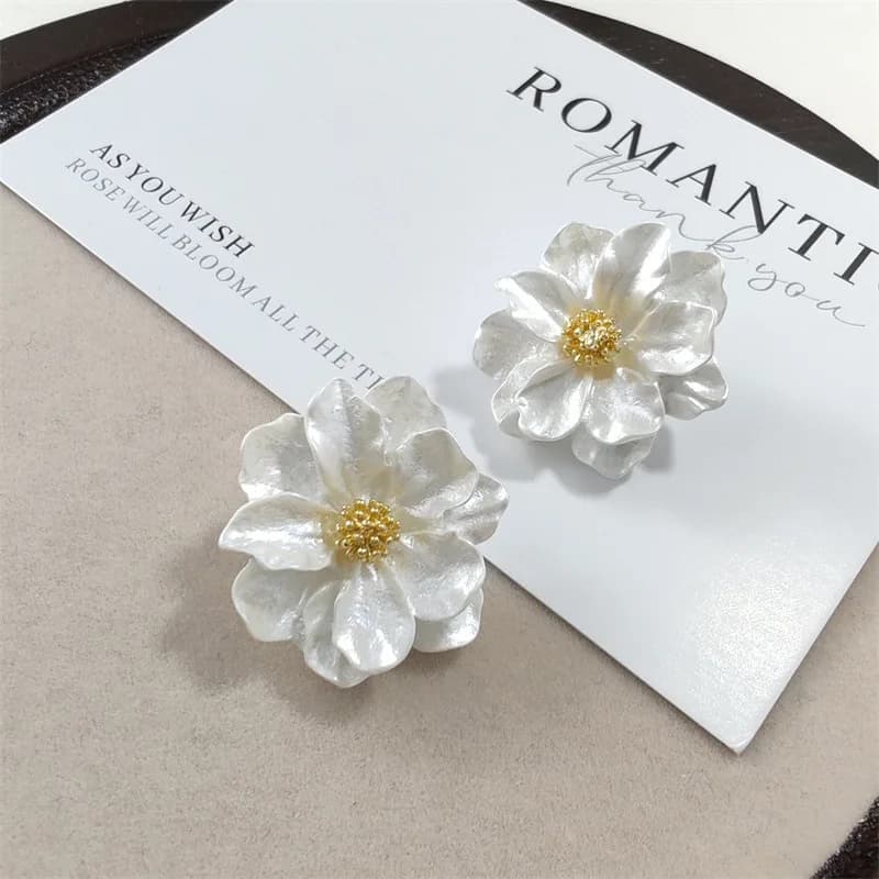 White Acrylic Flower Women's Stud Earrings Folded Florals Korean Fashion Sweet Petals Irregular Female Earrings 2025 new in - 5
