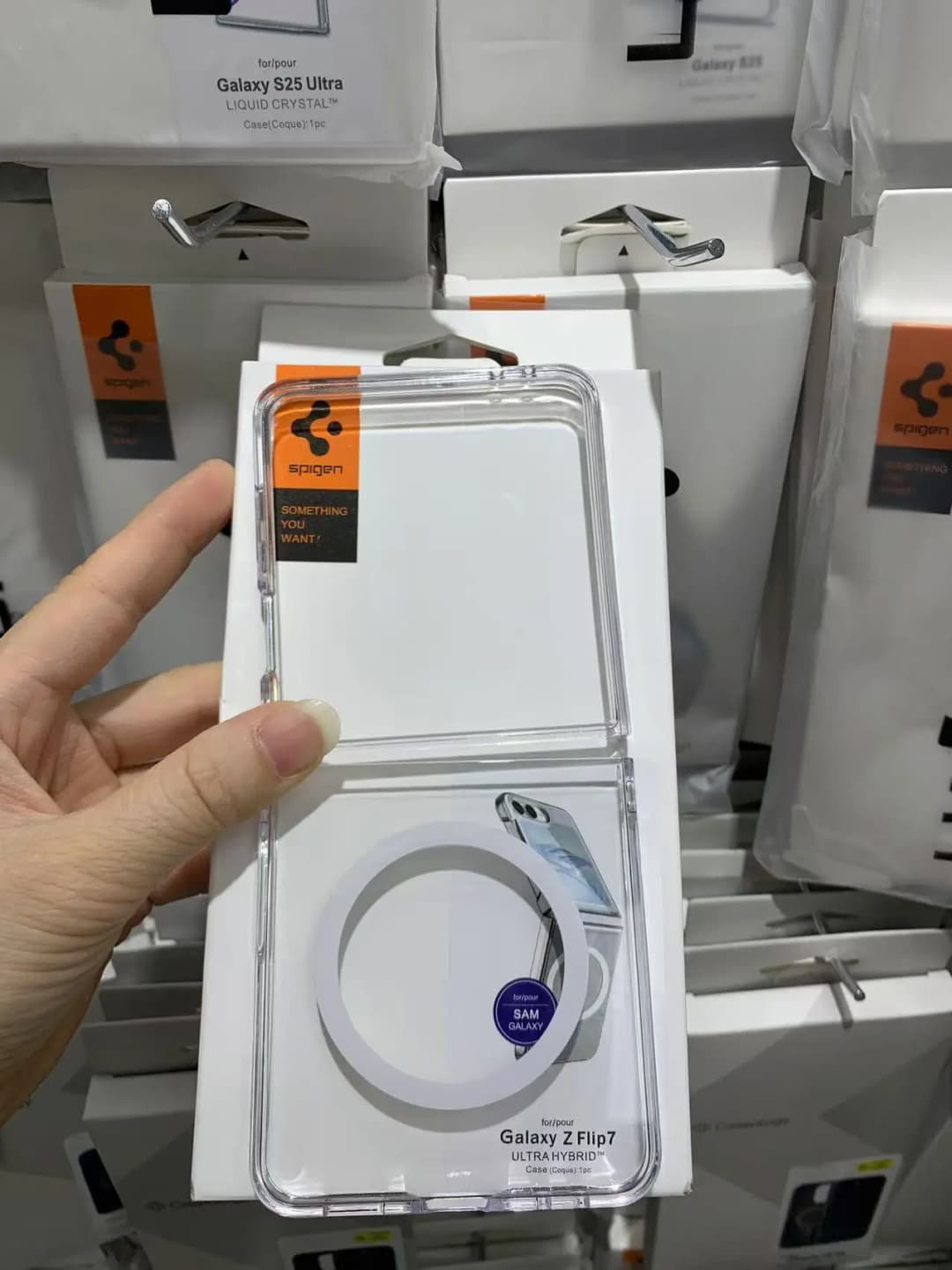 غطاء مغناطيسي شفاف Spigen Ultra Hybrid PC لهواتف Samsung Z Flip 8 و7 و6 و5 غطاء حماية قابل للطي متوافق مع الشحن اللاسلكي Magsafe - 2