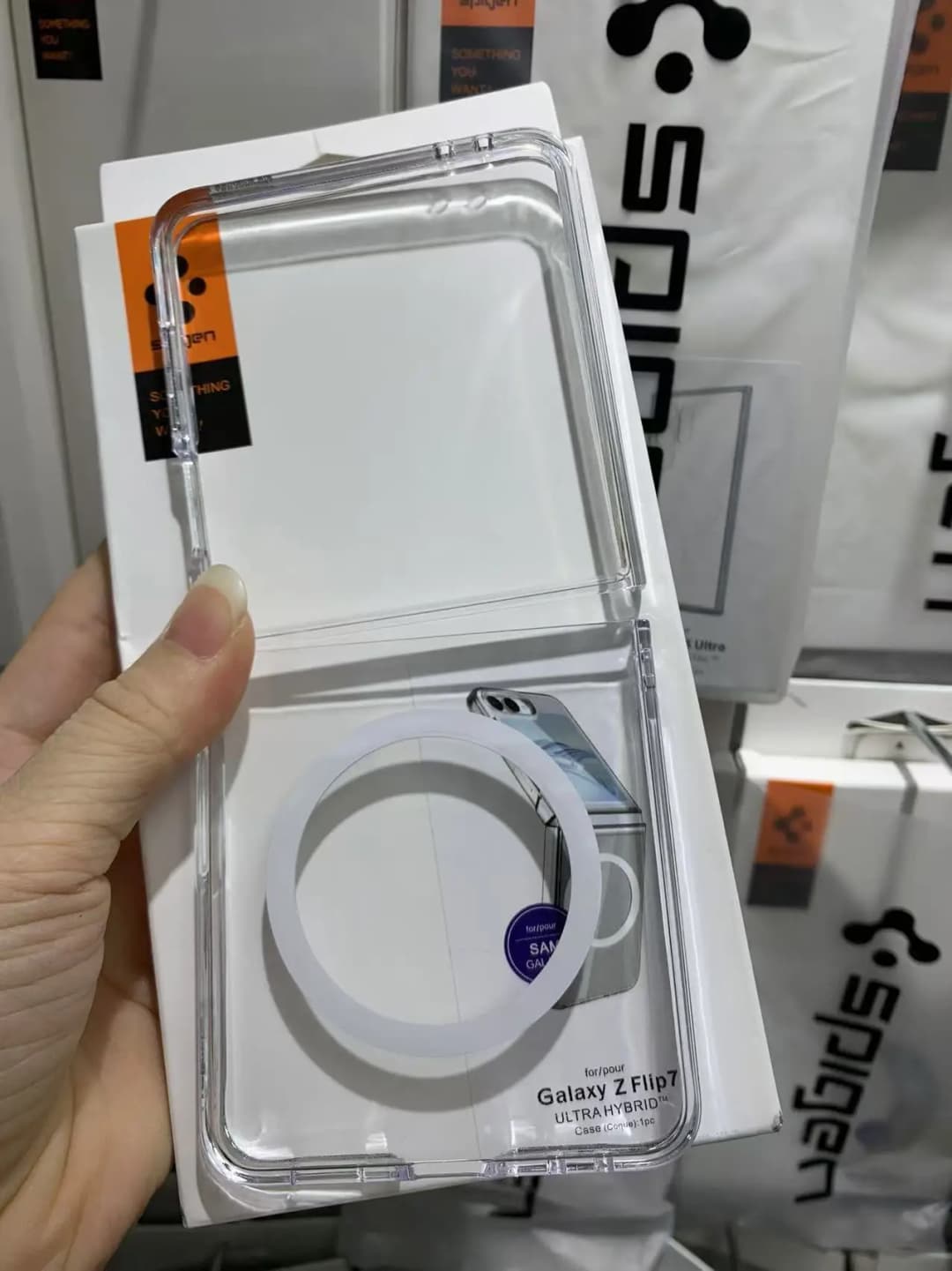 غطاء مغناطيسي شفاف Spigen Ultra Hybrid PC لهواتف Samsung Z Flip 8 و7 و6 و5 غطاء حماية قابل للطي متوافق مع الشحن اللاسلكي Magsafe
