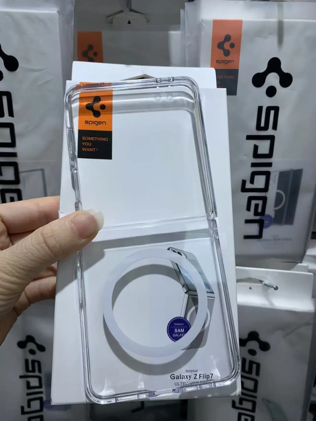 غطاء مغناطيسي شفاف Spigen Ultra Hybrid PC لهواتف Samsung Z Flip 8 و7 و6 و5 غطاء حماية قابل للطي متوافق مع الشحن اللاسلكي Magsafe - 5